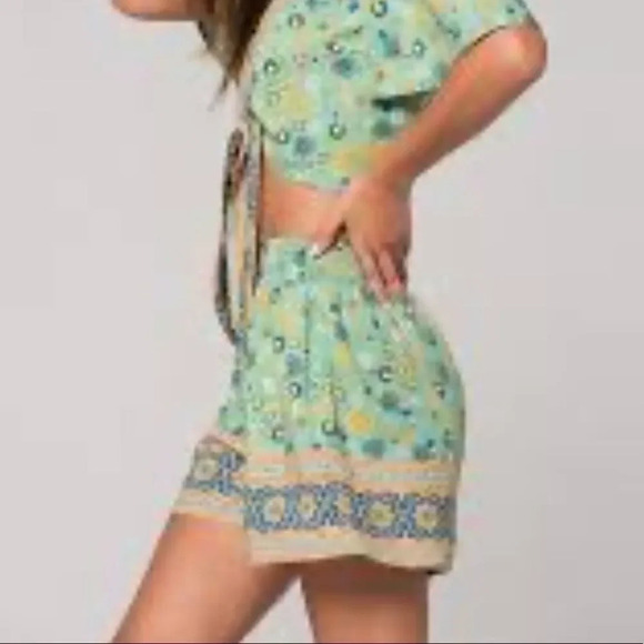 NWT Band of Gypsies High-Waisted Fiji Print Shorts - Picture 2 of 5